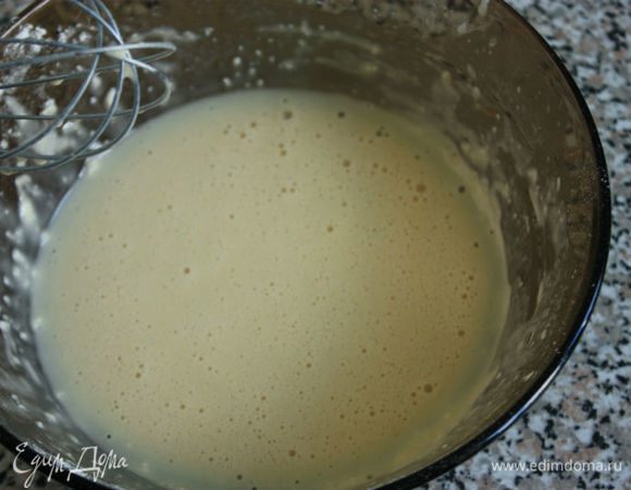 В пластиковый контейнер насыпать 0,5 стаканов муки и отставить. Оставшуюся муку смешать с солью и содой, влить половину воды и размешать. Яйцо слега взбить и вылить в тесто, размешать венчиком. Продолжать взбивать, постепенно добавлять воду до консистенции блинного теста.
