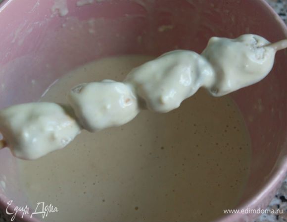 При желании мидии можно нанизать на короткие (по размеру сковороды) шпажки.