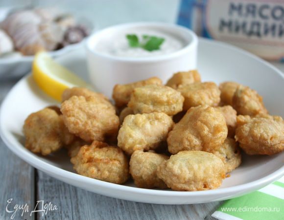 Подавать с долькой лимона и с соусом. Поливать соком лимона следует непосредственно перед едой, иначе корочка станет мягкой. Затем обмакивать мидии в соус и есть. Приятного аппетита! Afiyet olsun!