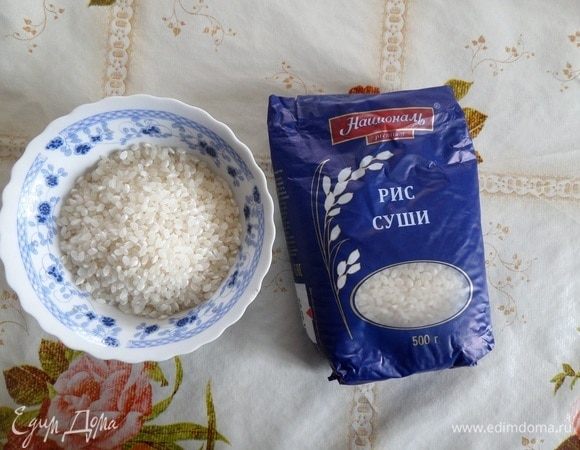 Отмеряем необходимое количество риса.