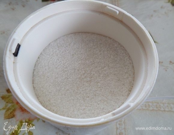 Измельчаем рис в кофемолке до состояния муки.