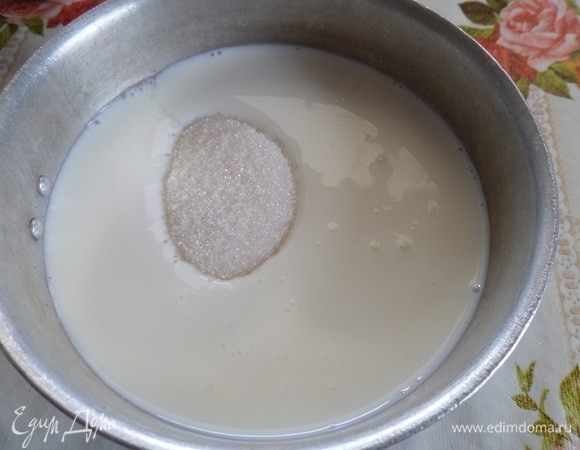 В кастрюлю наливаем 3 стакана (1 стакан – 250 мл) йогурта (я использую йогурт домашнего приготовления жирностью 3,2%). Добавляем сахар и ванилин. Хорошо перемешиваем.