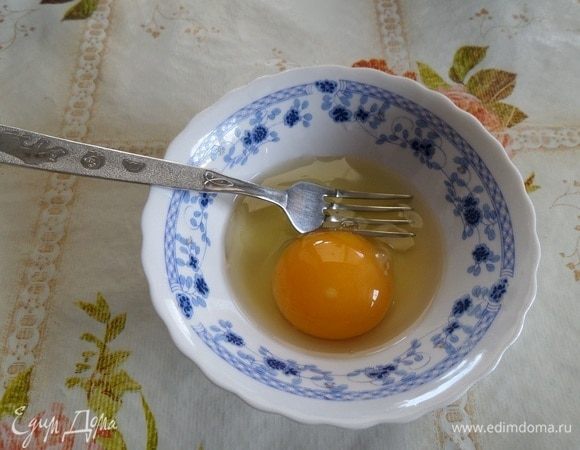 Яйца слегка взбиваем . Добавляем в кастрюлю с йогуртовой массой и хорошо перемешиваем.