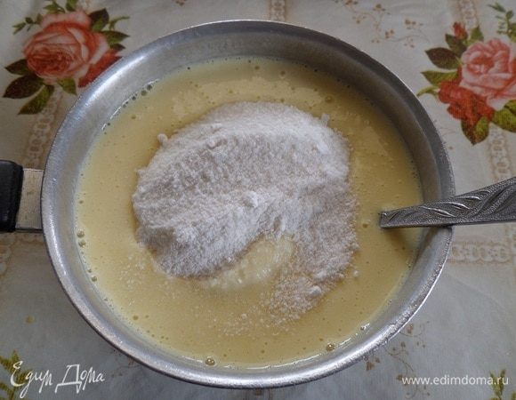 Добавляем рисовую муку. Хорошо перемешиваем.