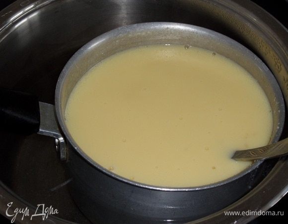 Помещаем кастрюлю с йогуртовой массой на водяную баню.