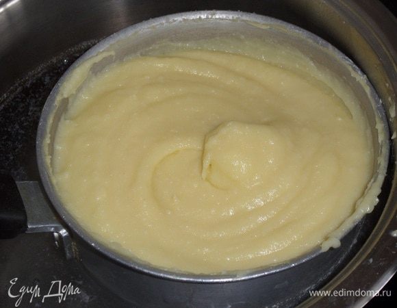 Варим крем на водяной бане, постоянно помешивая, в течении 13–15 минут.
