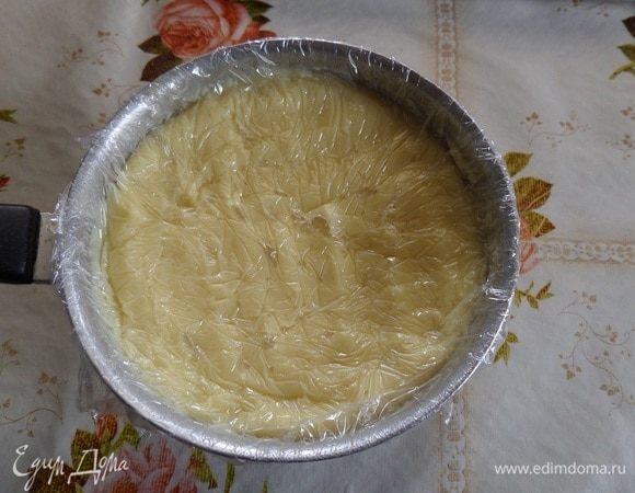 Остужаем крем, накрыв пищевой пленкой (я помещаю кастрюлю с кремом в большую чашку с холодной водой).