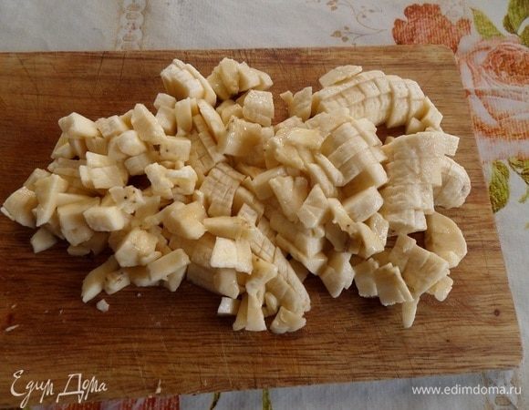 Нарезаем бананы.