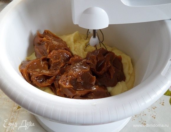 В чашу миксера выкладываем остывший рисово-йогуртовый крем. Добавляем вареное сгущенное молоко. Взбиваем до однородного состояния.