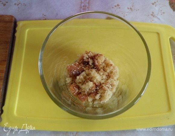 В подготовленные стаканы выкладываем 1–2 ст. л. бисквитной крошки.