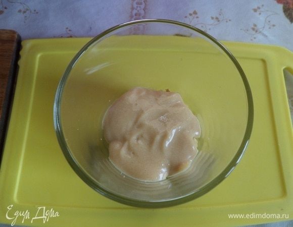 Добавляем 1–2 ст. л. приготовленного крема.
