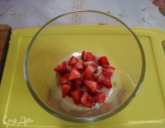 Добавляем 1–2 ч. л. нарезанной клубники.