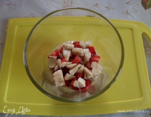 Поверх клубники выкладываем 1–2 ч. л. нарезанных бананов.
