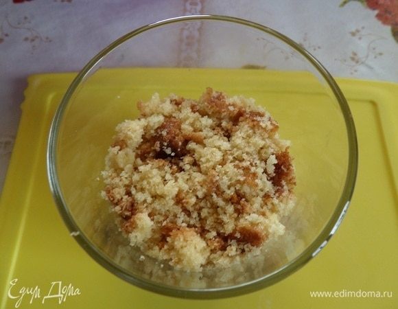 Повторить слои 2–3 раза. Накрыть стаканы пищевой пленкой и отправить в холодильник на 30 минут.