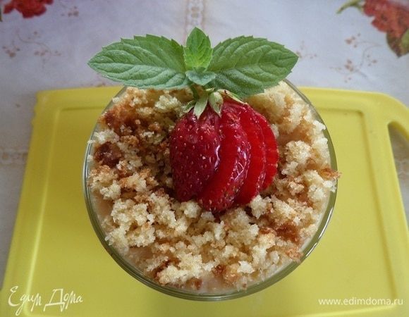 Украсить ягодами клубники и листиками мяты.