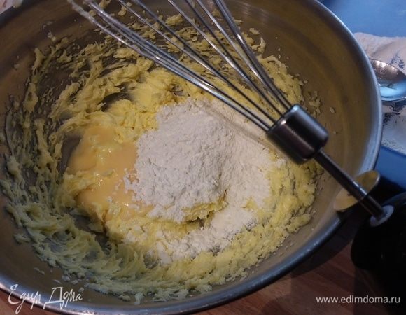 Во взбитые с маслом и сахаром желтки в несколько приемов поочередно ввести ликер и мучную смесь. Взбить до однородной консистенции. 
