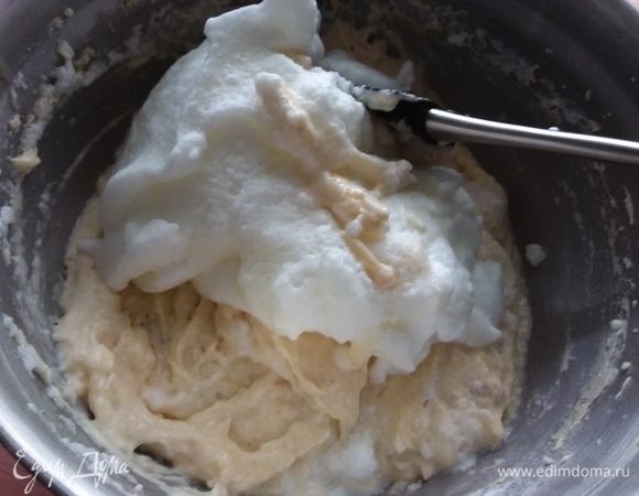 Последним шагом ввести порционно белки, размешивая круговыми движениями сверху вниз. 