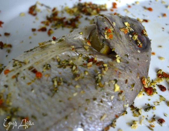 Лимон нарезать крупными дольками. Великолепного пагра от ТМ «Магуро» тщательно обмазать внутри и снаружи специями, положить внутрь кусочки лимона и веточки тимьяна, оставить на 30 минут.