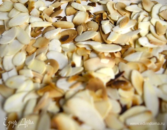 На сухой сковороде обжарить до золотистого состояния лепестки миндаля, убрать со сковородки. 