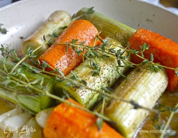 Посыпать овощи солью и перцем. Добавить сливочное масло, веточки тимьяна, раздавленный чеснок и обжарить в течение 10 минут. Добавить ракию (пару столовых ложек, огонь убавить, прикрыть сковороду крышкой (не закрывать полностью!) и потушить минут 10–20 до готовности порея. Проверить готовность просто: попробуйте проткнуть порей вилкой, если она входит легко, то — овощи готовы.