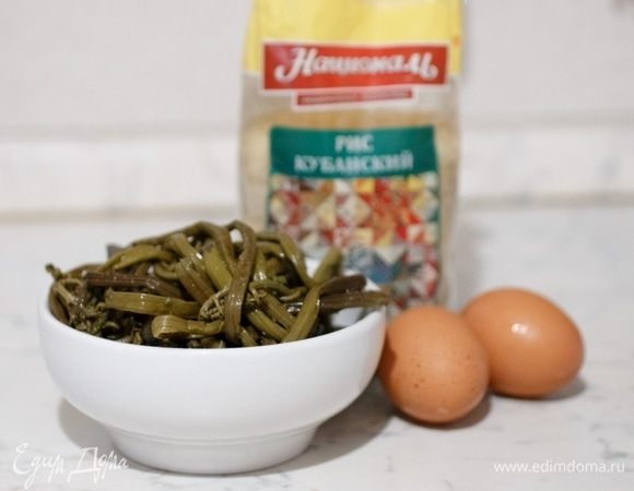 Предварительно соленый папоротник  хорошо промыть , залить холодной водой и оставить на 6–7 часов. Через каждые 2 часа воду менять. Это поможет избавиться от излишней соли.

