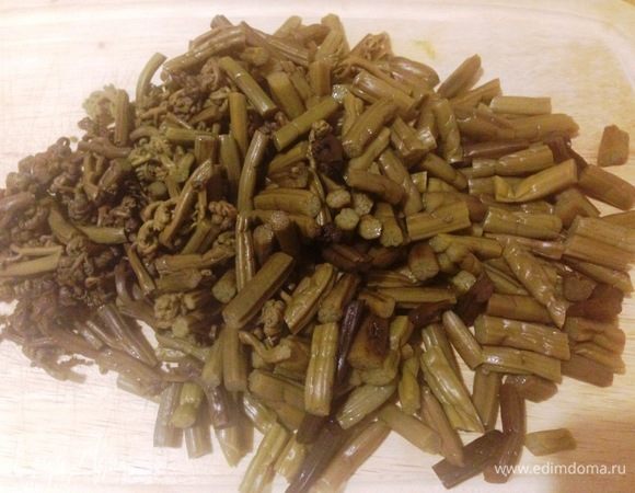 Вымоченный папоротник нарезать небольшими кусочками 1,5–2 см.