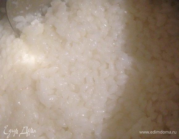 Кубанский рис промыть, залить 2 стаканами кипятка и сварить до готовности. Охладить. 