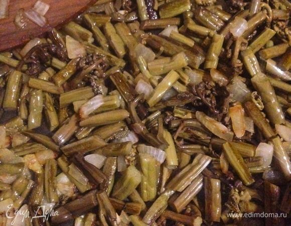 Добавить папоротник и жарить на среднем огне периодически помешивая 7–10 минут. Добавить рубленый чеснок, молотый кориандр  и соевый соус.