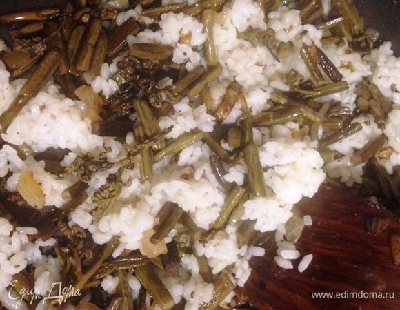 Добавить рис и аккуратно перемешать.