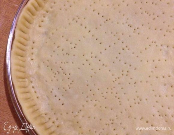 Тесто выложить в форму для выпечки, сформировать бортики, сделать частые наколы вилкой.