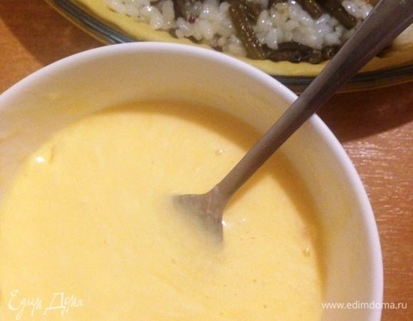 Яйца соединить со сметаной и хорошо перемешать. Не взбивать.