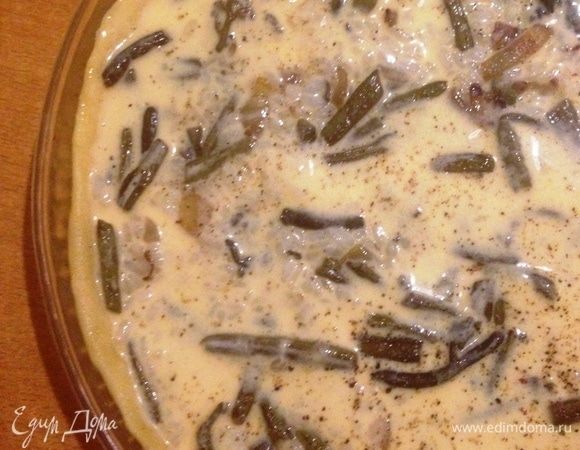 Залить пирог, приправить свежемолотым перцем. Духовку разогреть до 180°С. Выпекать пирог 15–20 минут до тех пор, пока основа не зарумянится. Времени может понадобиться немного больше или меньше в зависимости от особенностей вашей духовки.