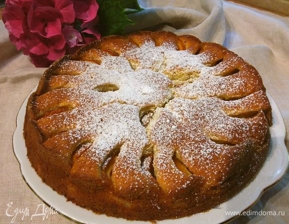 Пирог остудить, по желанию посыпать сахарной пудрой. 