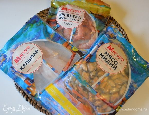 Разморозить морепродукты. Креветки берем дикие аргентинские.
Кальмары и креветки у меня остались после супа с морепродуктами, поэтому количество указано в штуках.