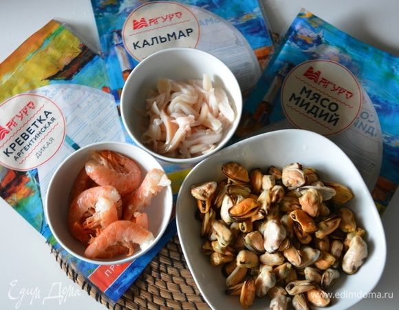 Все промыть, дать стечь воде. Кальмары нарезать кольцами.