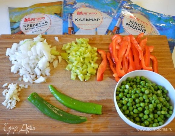 Лук и сладкий зеленый перец нарезать кубиками, чеснок мелко нарезать. Чеснок я всегда давлю сперва ножом, а потом мелко режу (у кого-то подсмотрела). Острый перец почистить и разрезать пополам. Красный болгарский перец нарезать длинной соломкой. Зеленый горошек разморозить и помыть.
