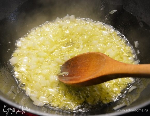 На раскаленном масле слегка обжарить лук и чеснок.