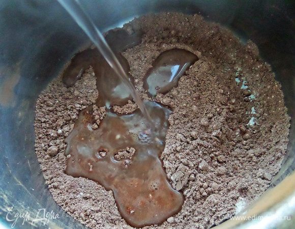 Влить струйкой, непрерывно помешивая.