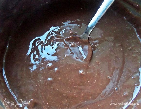 При этом растереть все комочки. Можно блендером пробить.