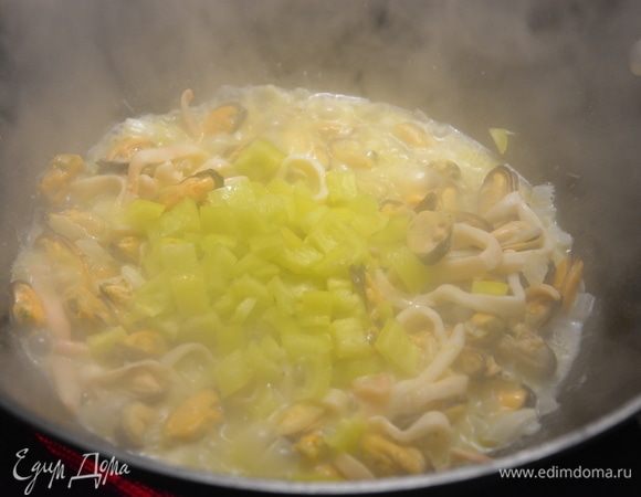 Добавить сладкий зеленый перец.