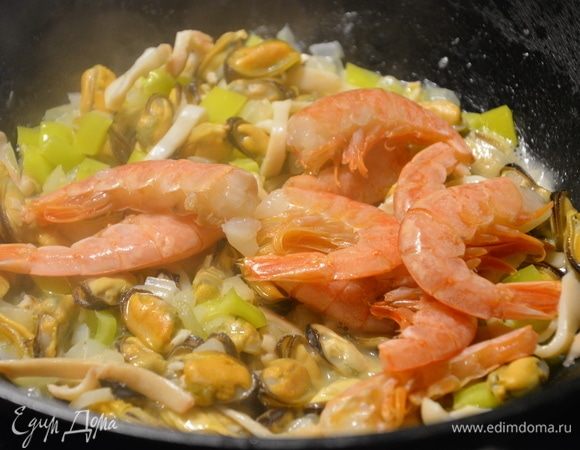 Добавить аргентинские креветки и перемешать. Жарить еще минуту.