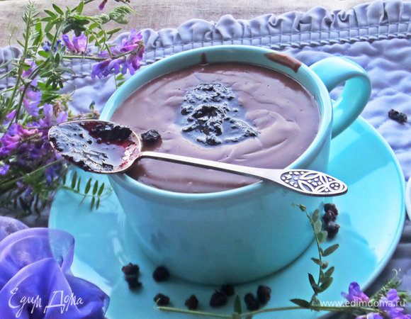 Сверху положить ложку черничного джема или варенья или сиропа. Как вариант: можно зашпарить заранее сушеную чернику (на фото) и сварить с киселем, тогда сахар обязателен.