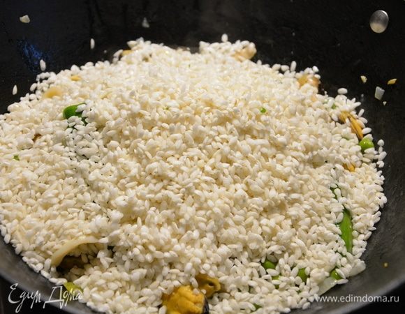 Рис хорошо промыть. Слить воду. Выложить рис в сковороду. У меня рис сорта гигант. 