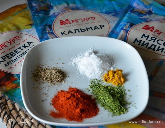 Подготовить специи: паприка, молотый перец, соль, куркума, сушеная петрушка.