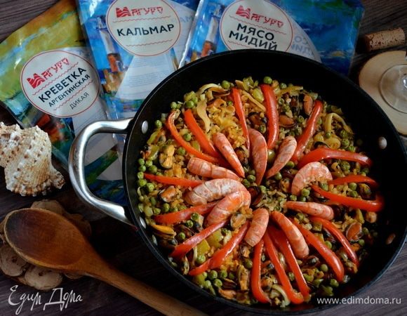 Дать паэлье настояться 10 минут под крышкой. Рекомендую подавать блюдо с красным молодым аргентинским вином. Приятного аппетита! 