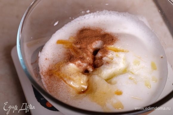 Духовку разогреть до 180°C. В белки добавить соль, взбить миксером до густой белой пены. Добавить корицу, мед, масло.