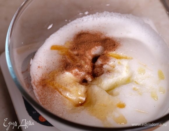 Духовку разогреть до 180°C. В белки добавить соль, взбить миксером до густой белой пены. Добавить корицу, мед, масло.