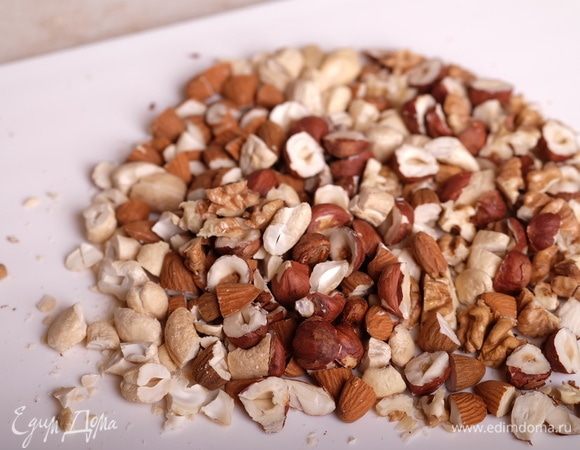 Орехи крупно порубить. Орехи должны быть сырые. У меня — фундук, кешью, миндаль, грецкие орехи.