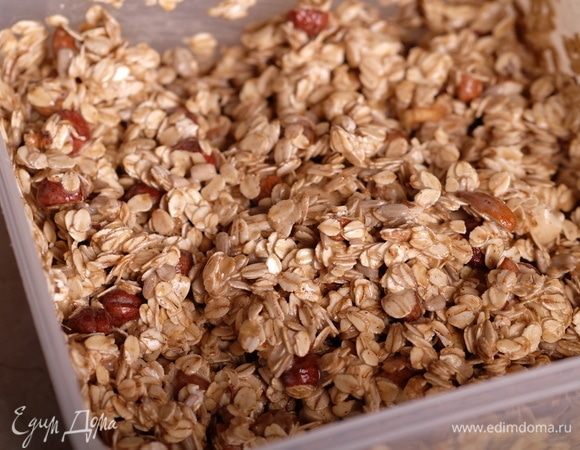 Смешать орехи в большой миске с овсяными хлопьями и семенами. Добавить белковую массу и очень хорошо перемешать. Все компоненты смеси должны быть «смазаны» белковой массой.