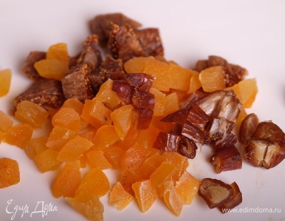 Пока смесь запекается, мелко нарезать сухофрукты. у меня курага, финики, инжир, изюм, вяленая вишня. Изюм и вишню оставить целыми.